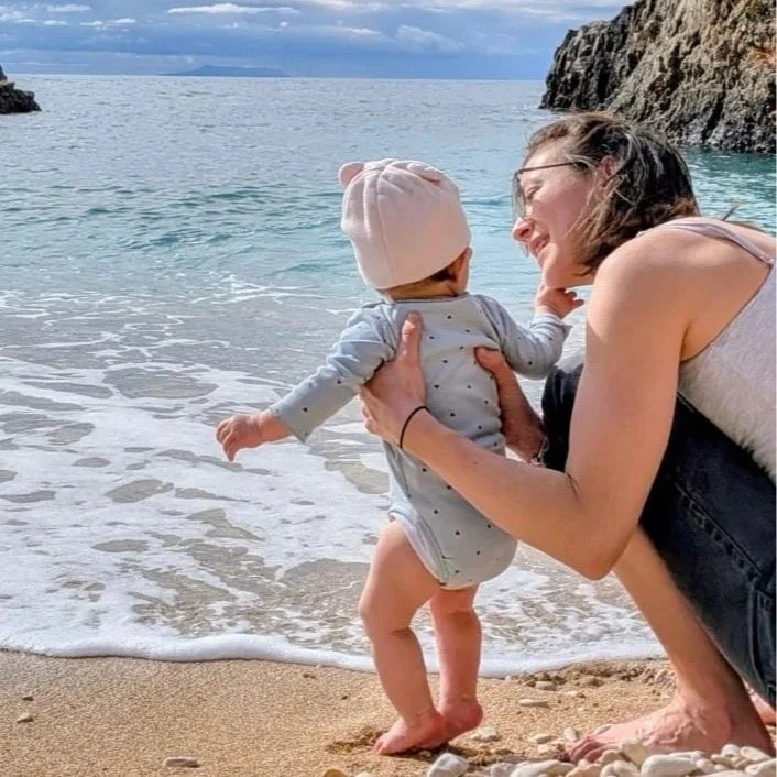 Mutter mit kleinem Kind am Strand