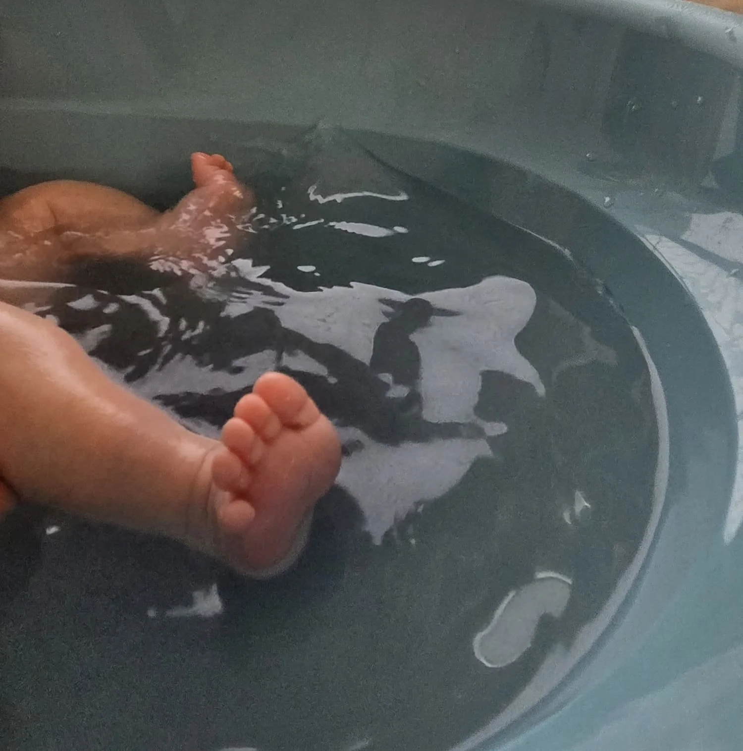 Babyfüße im Wasserbad