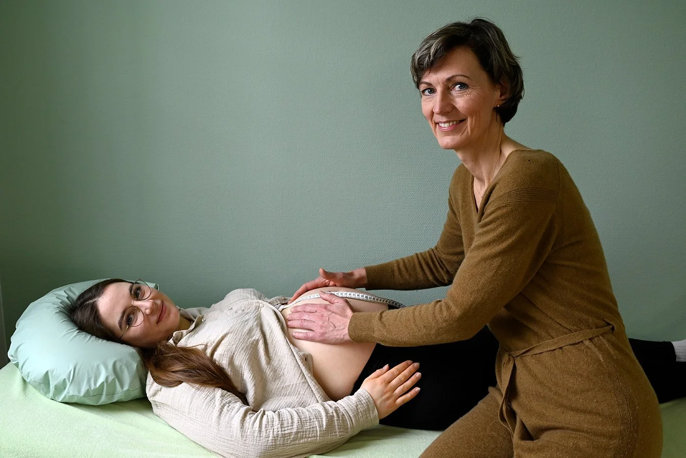 Bauchumfangsmessung bei einer Schwangeren durch eine Hebamme