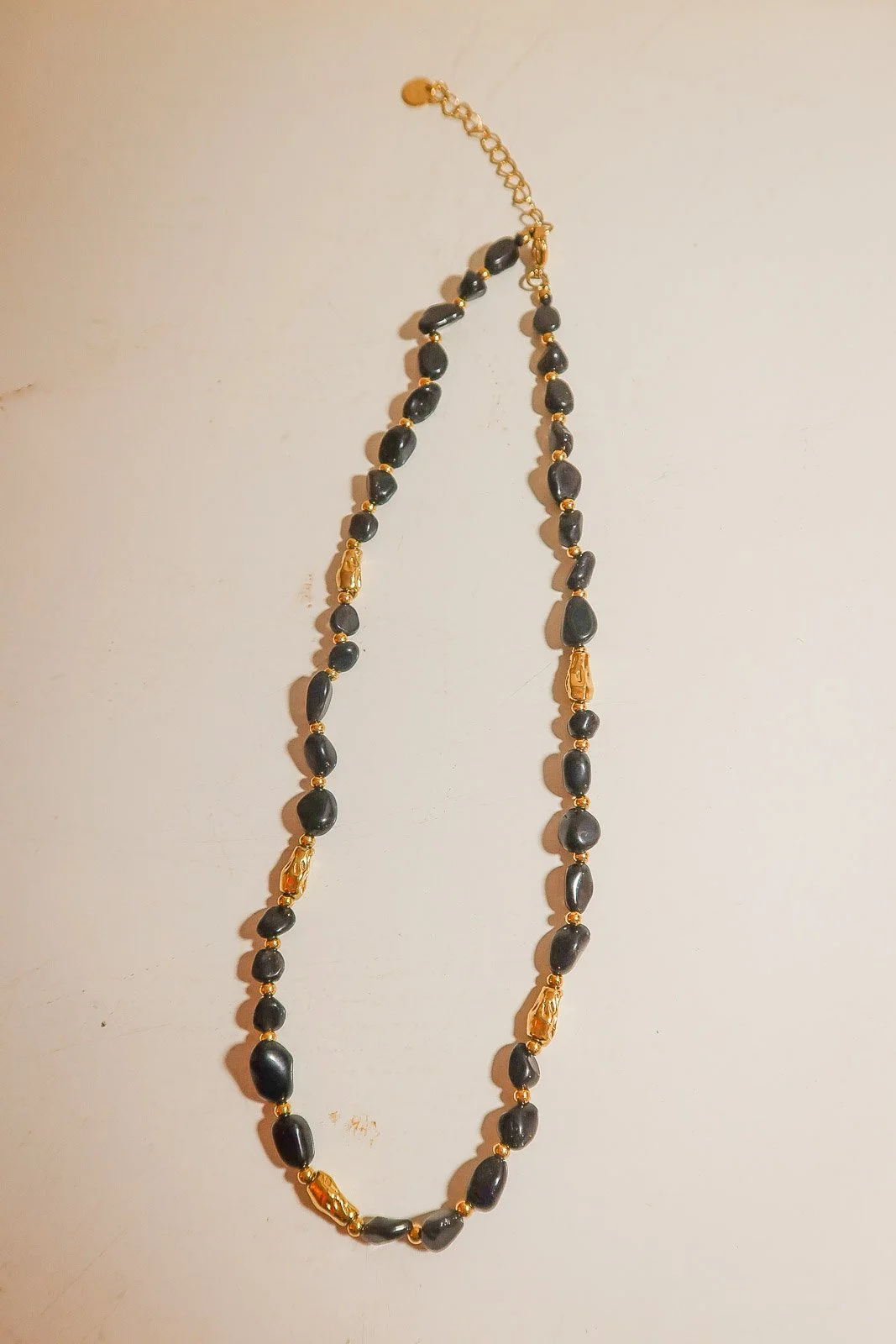 Collier en pierres naturelles noires