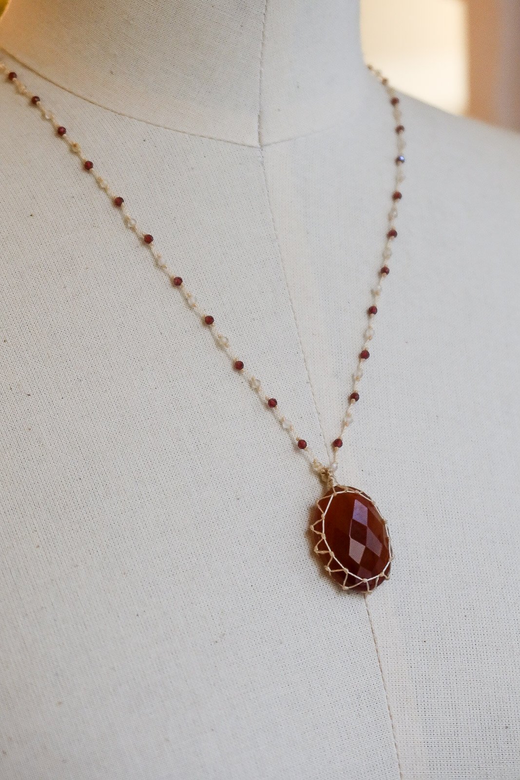 Collier long "talisman" en cornaline