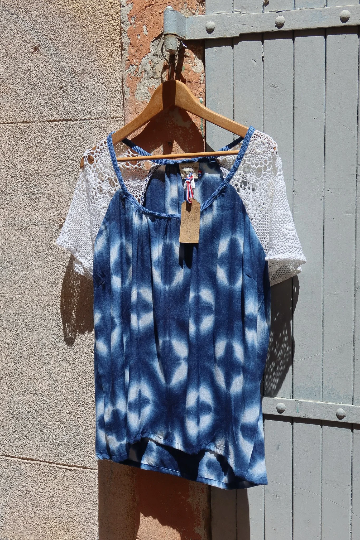 Blouse Carmen tie & dye et manches en crochet