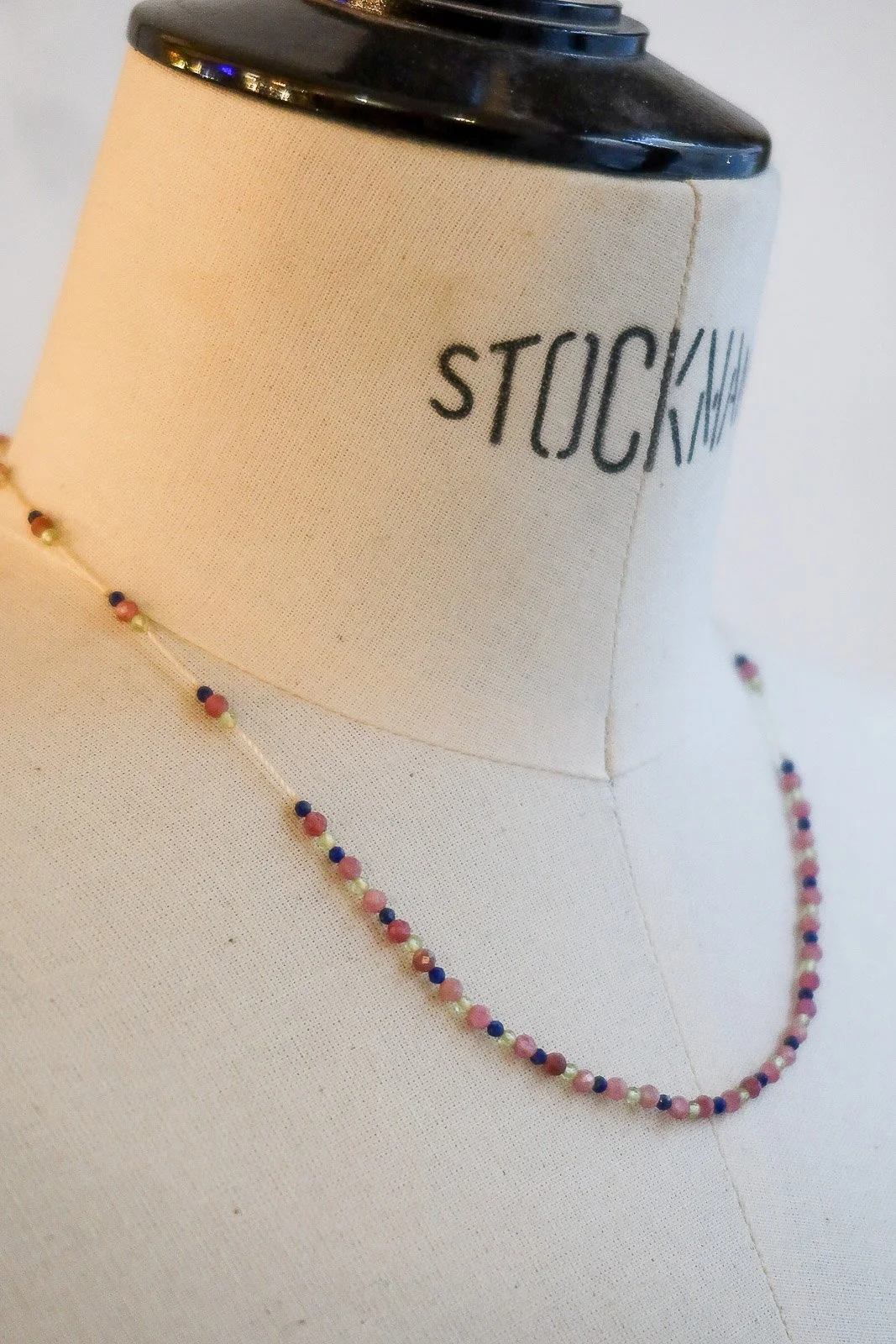 Collier fin ajustable en quartz rose, péridot et lapis lazuli