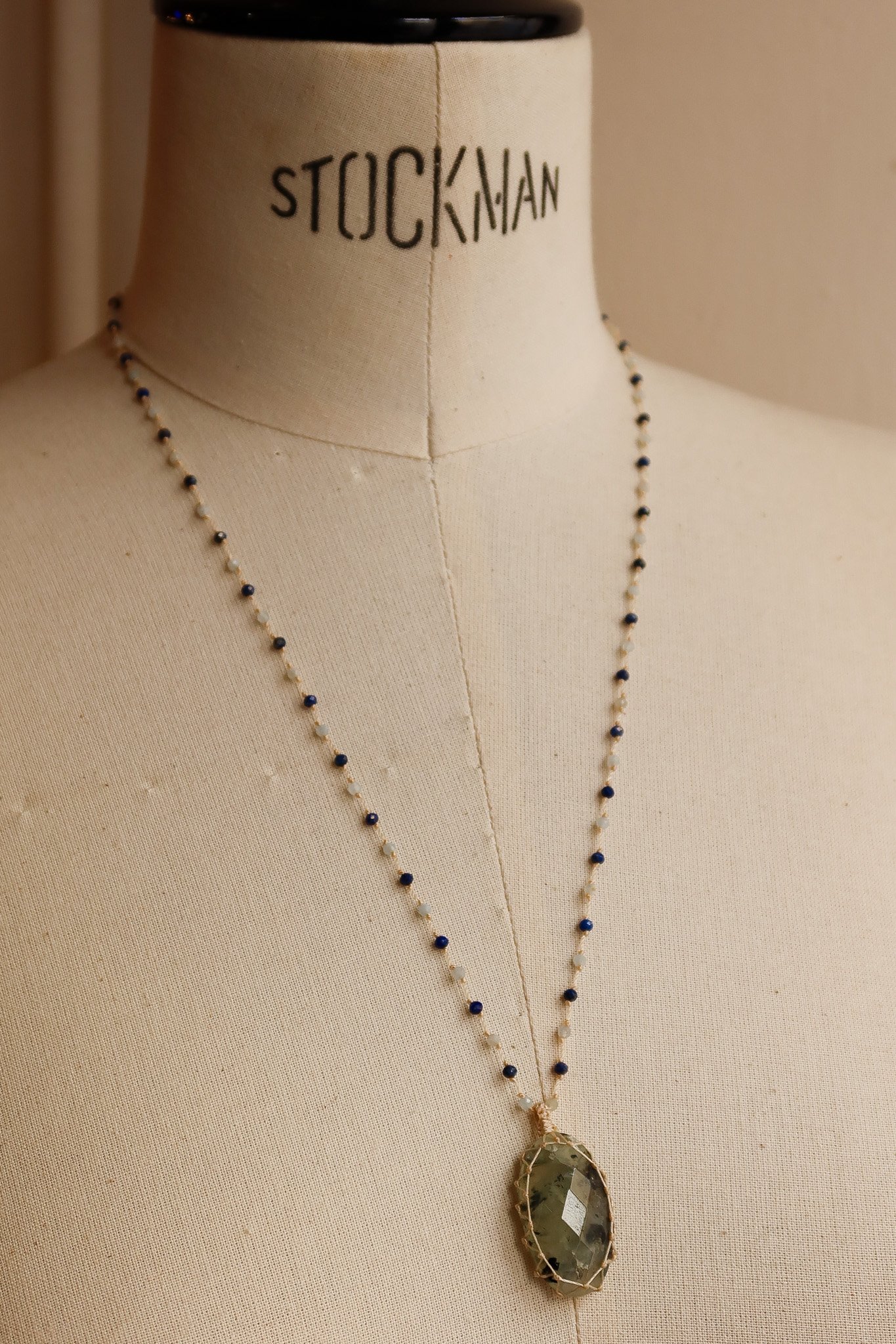 Collier long  "talisman" en prehnite