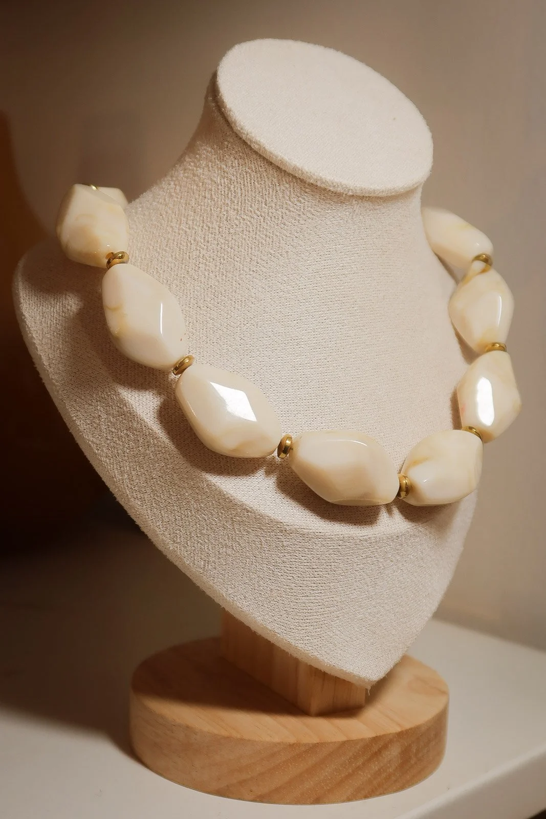 Collier formes géométriques beige