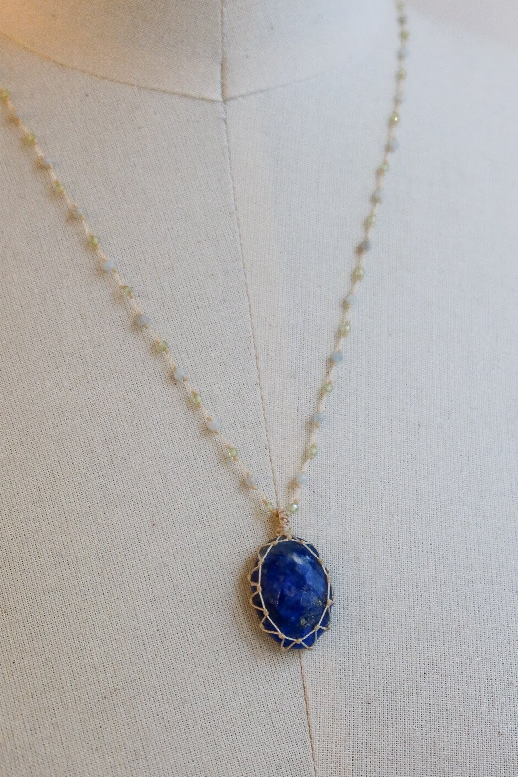 Collier long "talisman" en lapis lazuli