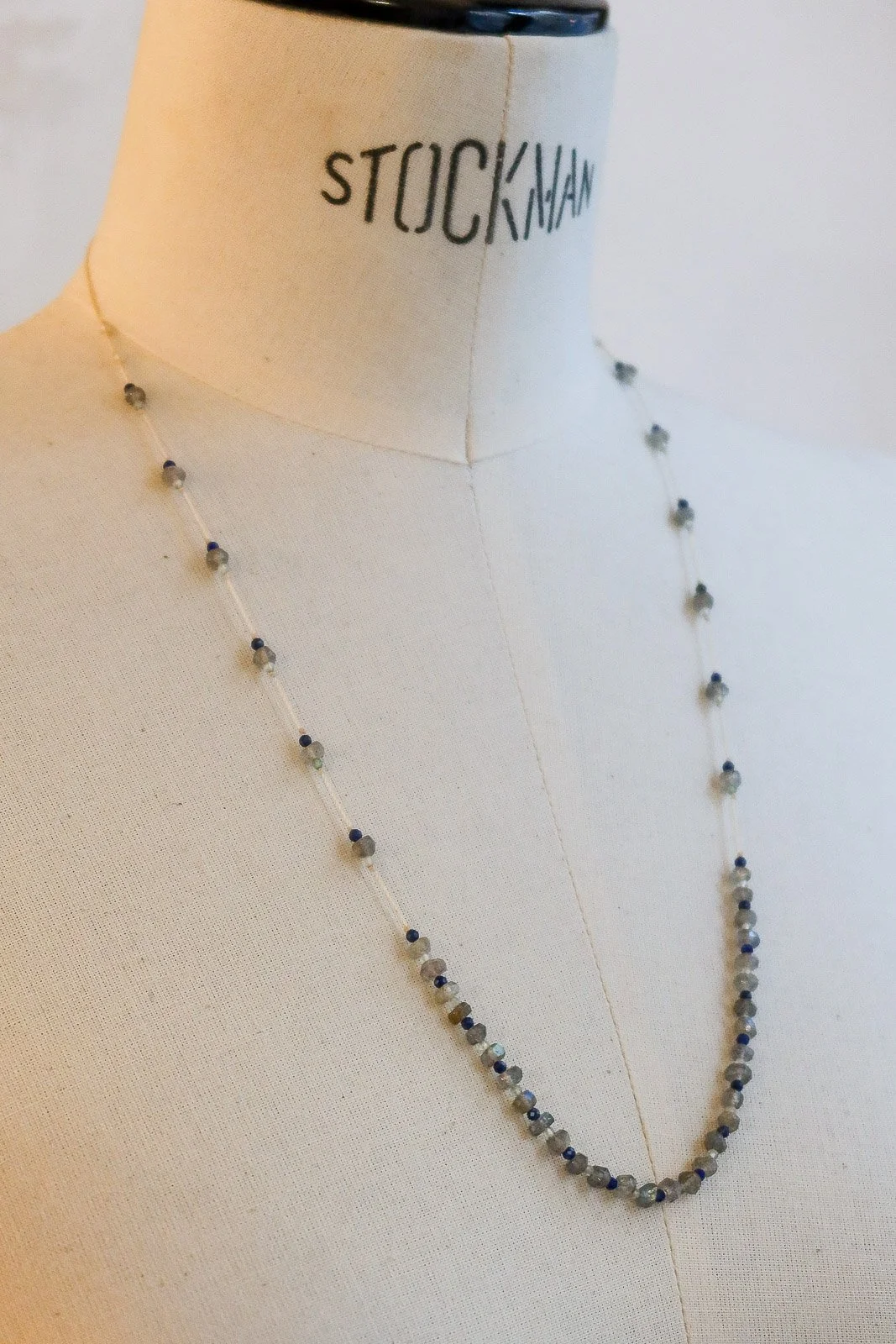 Collier fin ajustable en labradorite et lapis lazuli