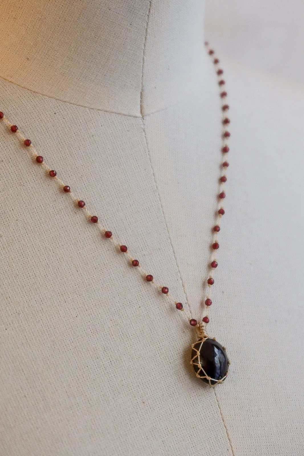 Collier court "talisman"  en grenat