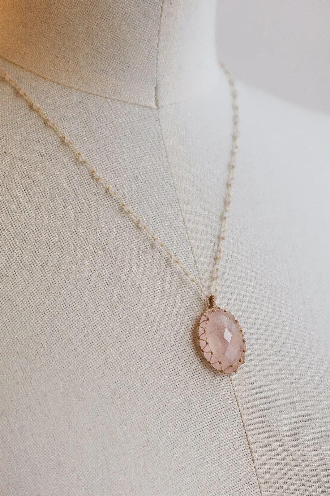Collier long "talisman" en quartz rose
