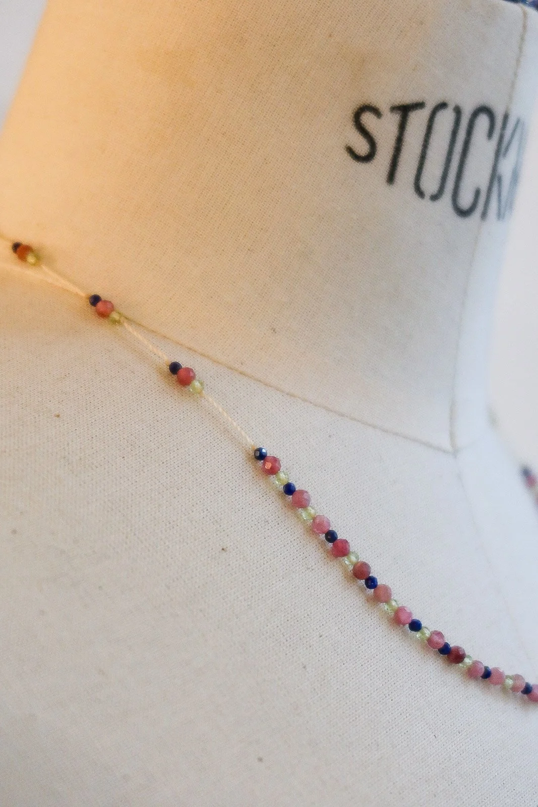 collier fin quartz rose péridot lapis lazuli 2.jpg