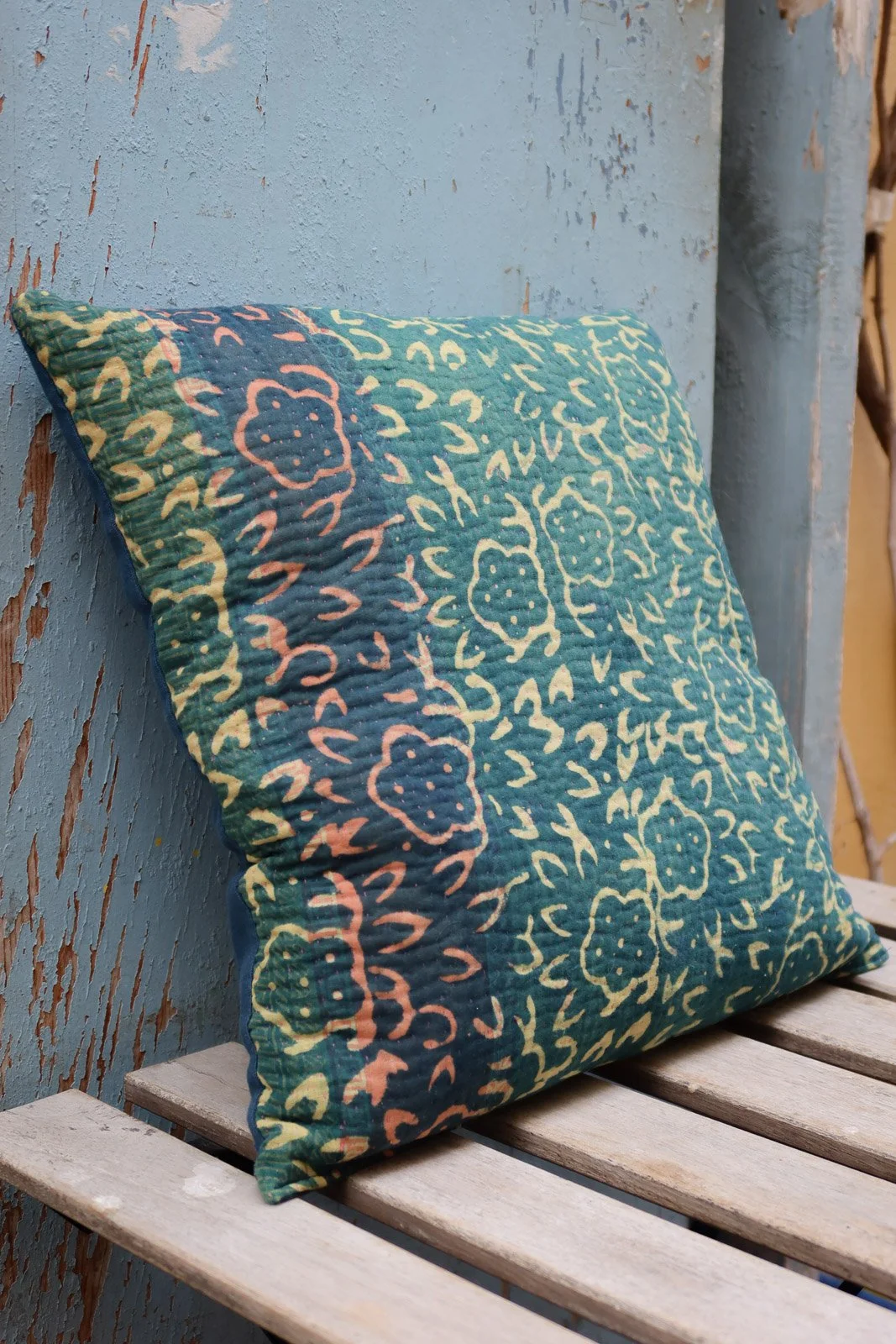 coussin tissu kantha bleu vert ancien 2.jpg