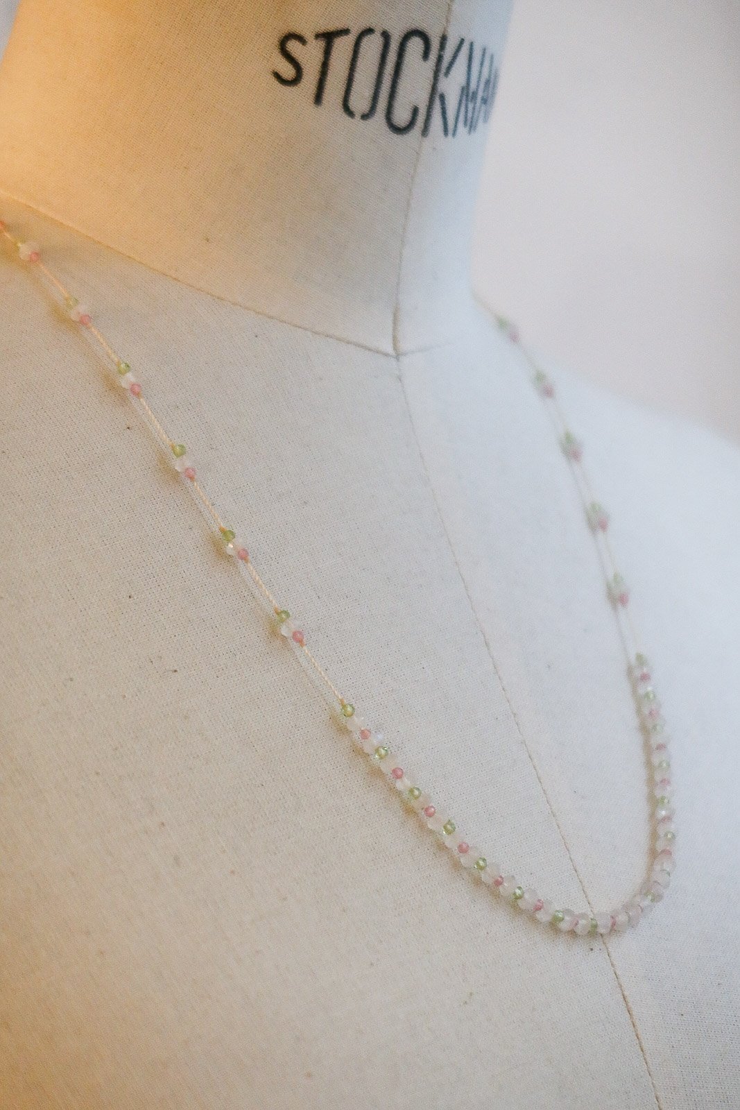 Collier fin ajustable en pierre de lune, péridot et quartz rose