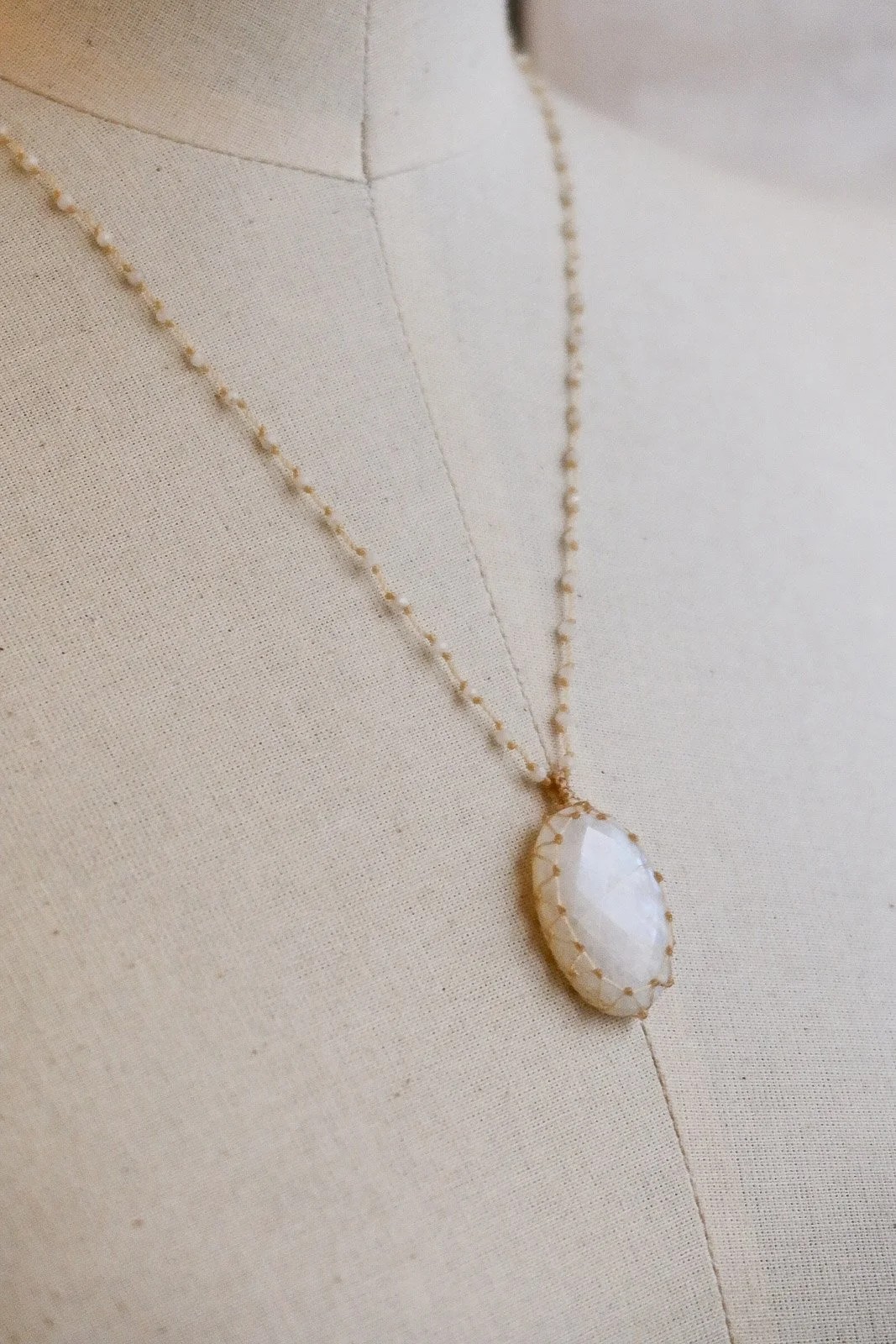 Collier court "talisman"  en pierre de lune