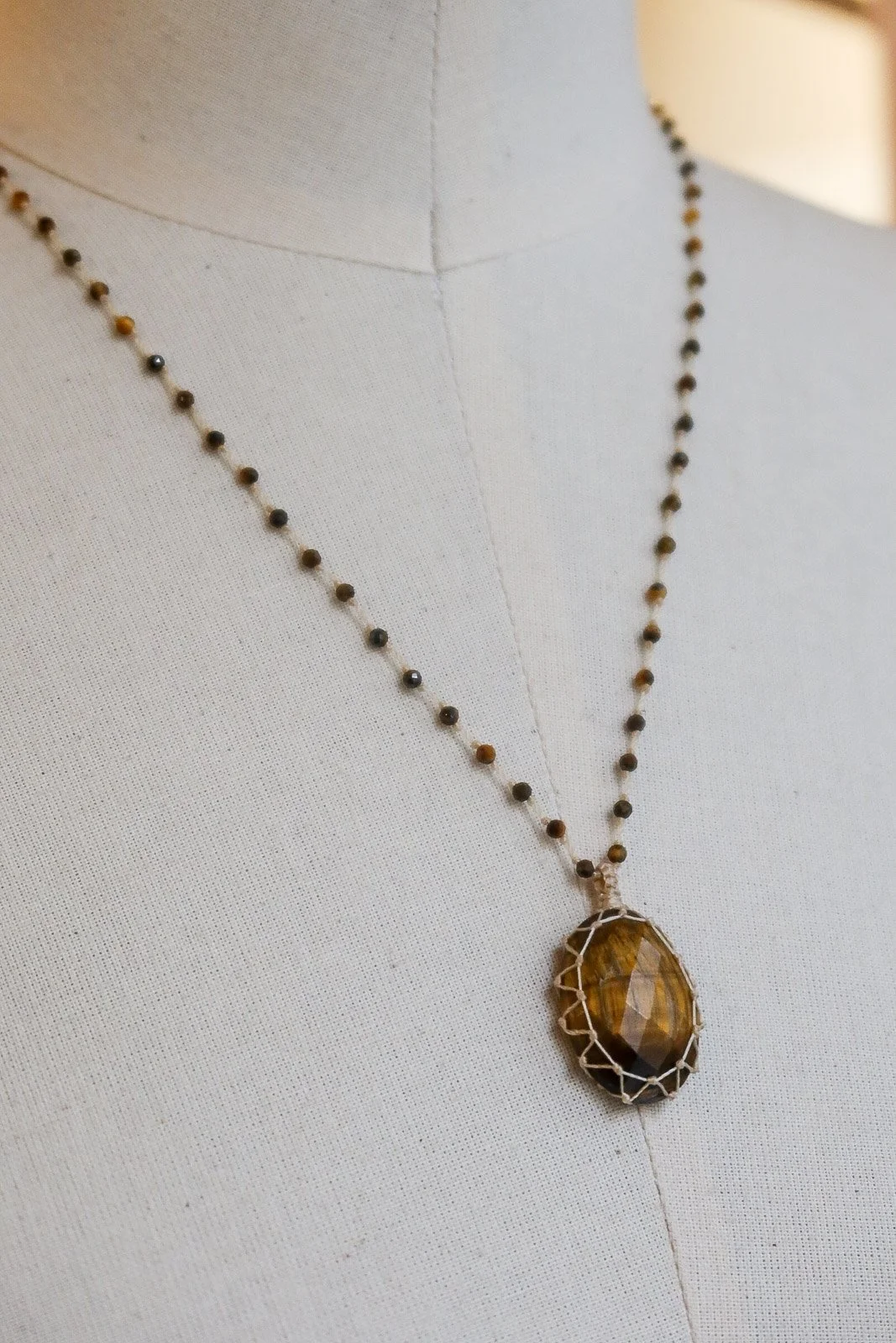 Collier court "talisman"  en œil de tigre