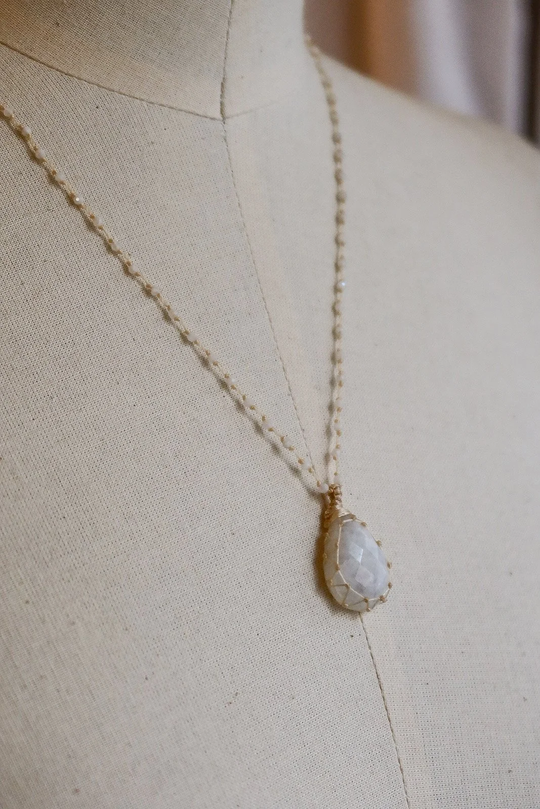 Collier court "talisman"  en pierre de lune