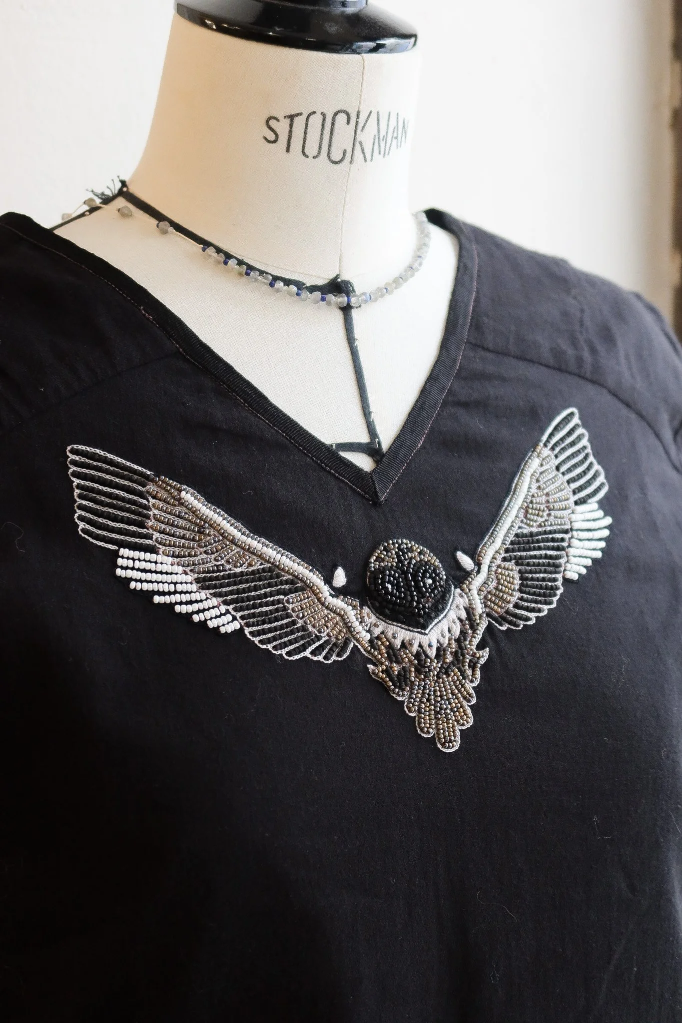 tee-shirt noir brodé birdsong bazar du panier 3.jpg