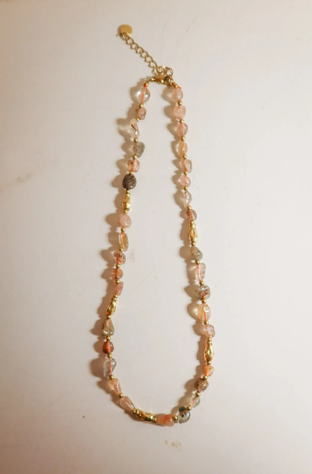 Collier en pierres naturelles roses et dorées