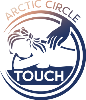 Jäinen laiva merellä, horisontissa taivasta ja pilviä.