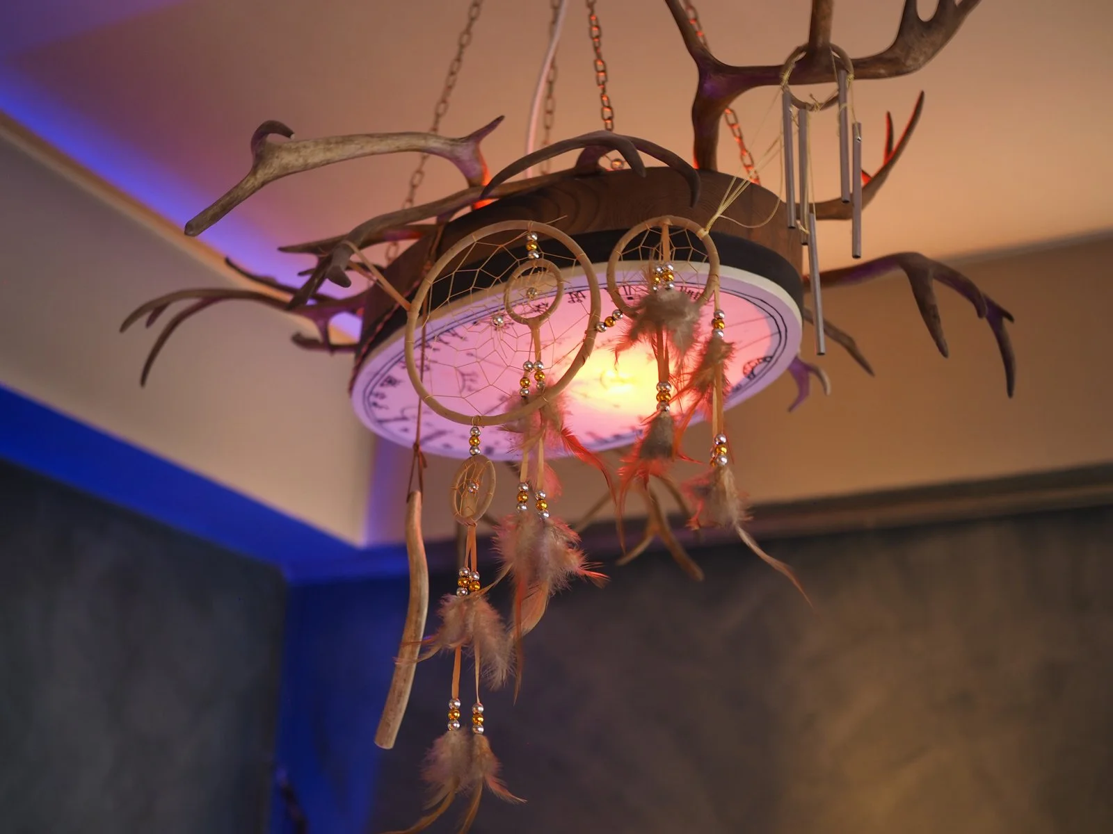 Laminaatti katosta, jossa on unisieppareita, lamppu ja kuvioitu valaisin.