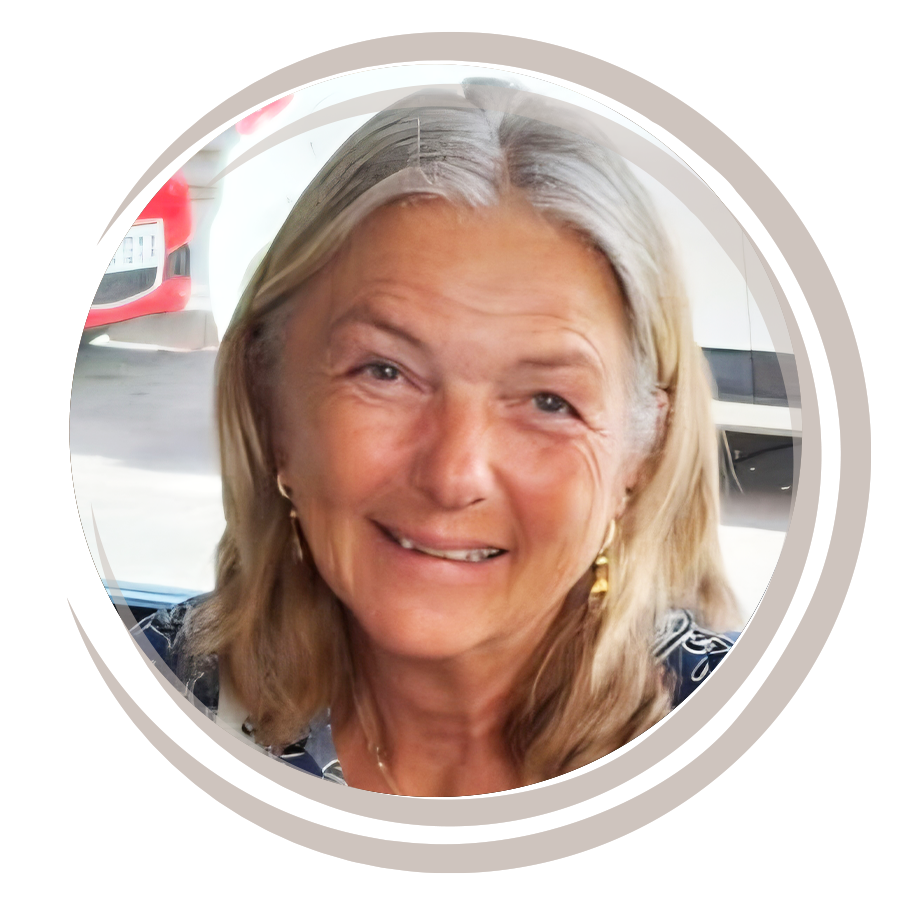 Ihastelias naiskasvoinen nainen hymyilee kameralle, taustalla näkyy lentokone ja lentoasemaa.