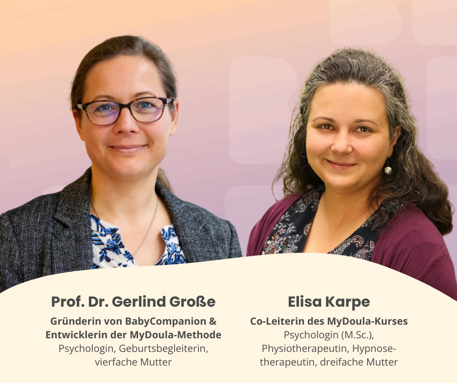 Zwei Frauen, eine trägt eine Brille und eine dunkle Jacke, die andere hat graue Haare und trägt eine dunkel-rosa Strickjacke, stehen vor einem mehrfarbigen Hintergrund.