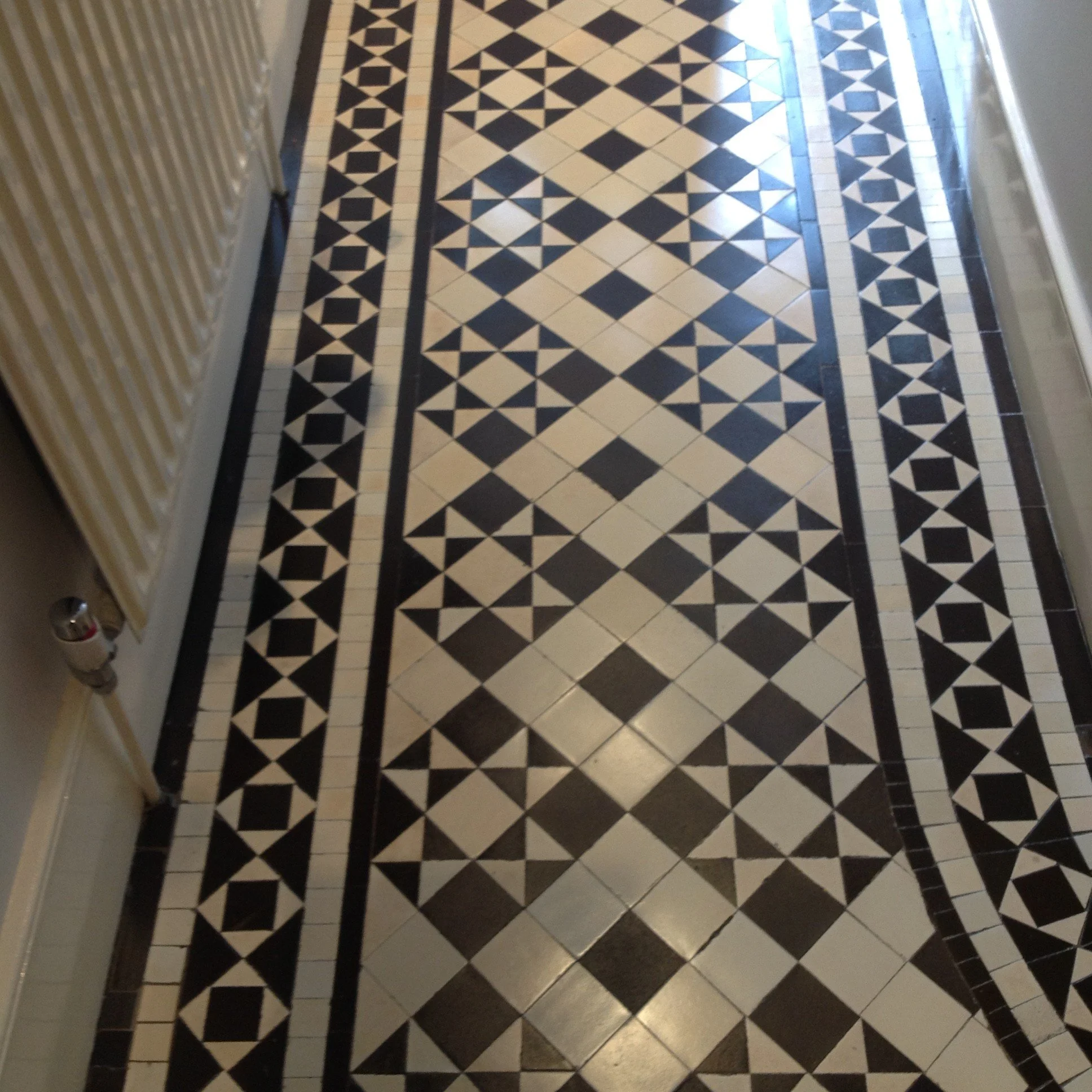 Intricate Black and white patterned floor formed of two motifs and thirty tiles in a three inch format