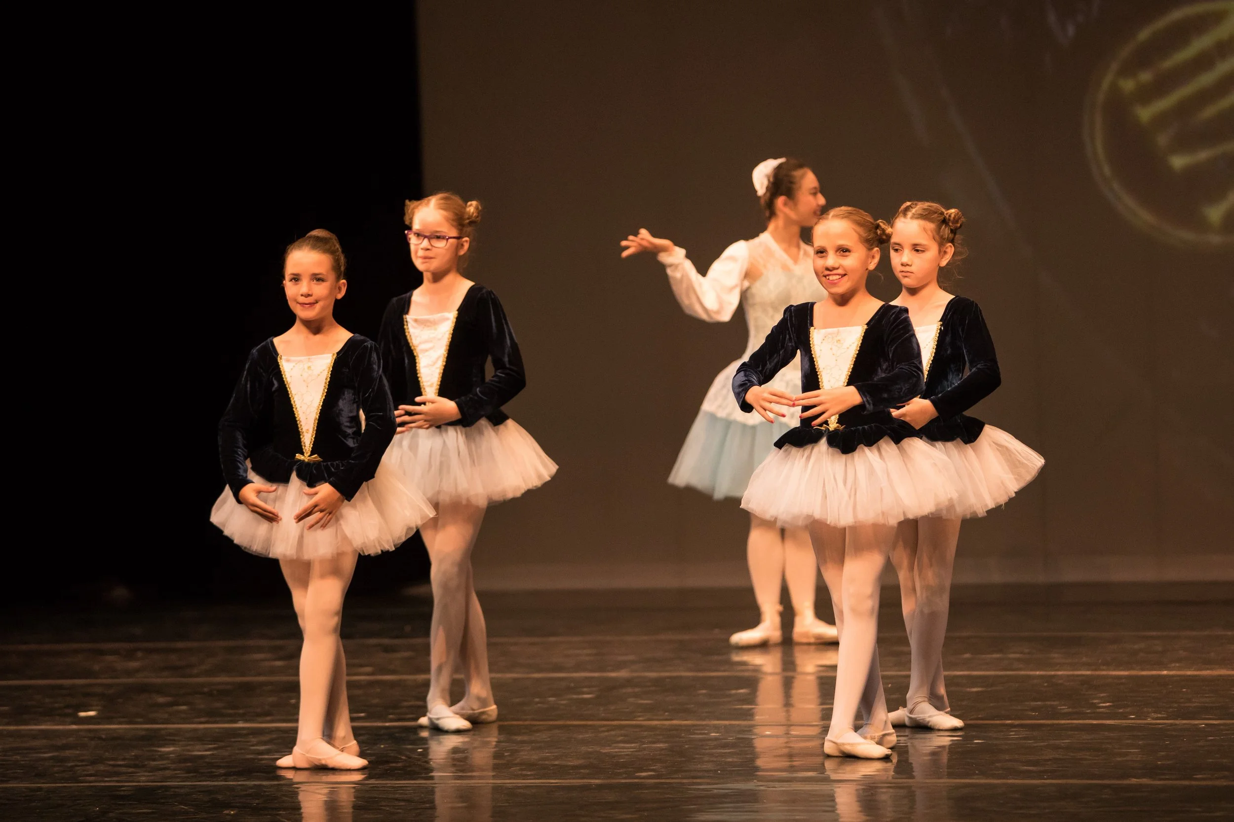 Jeunes ballerines en costume de ballet sur scène lors d'une performance