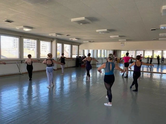 Des personnes dans une salle de danse ou de ballet, pratiquant la danse.