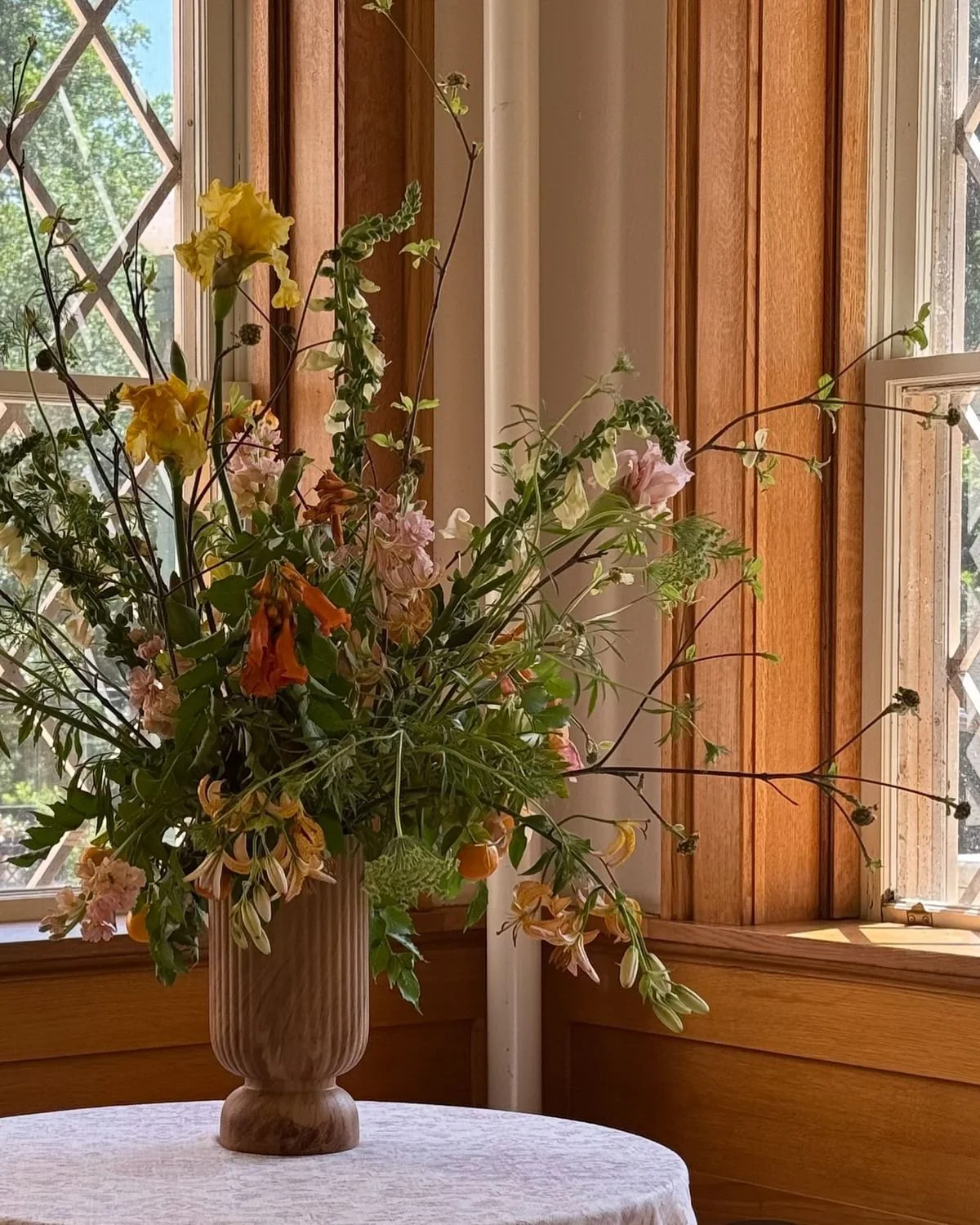 peach seasonal florals in urn on table Laguna Gloria