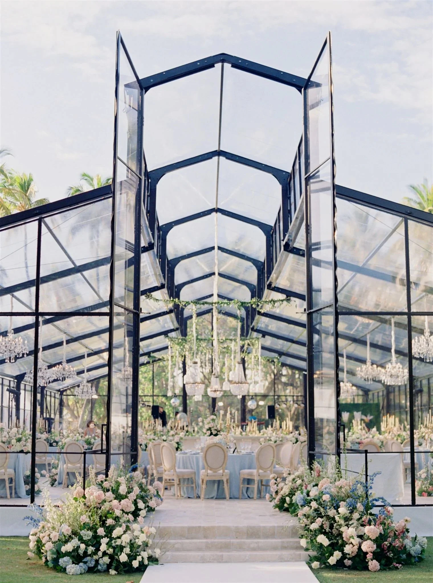 Wedding flowers Oahu wedding atrium wedding reception growing white blush flowers
