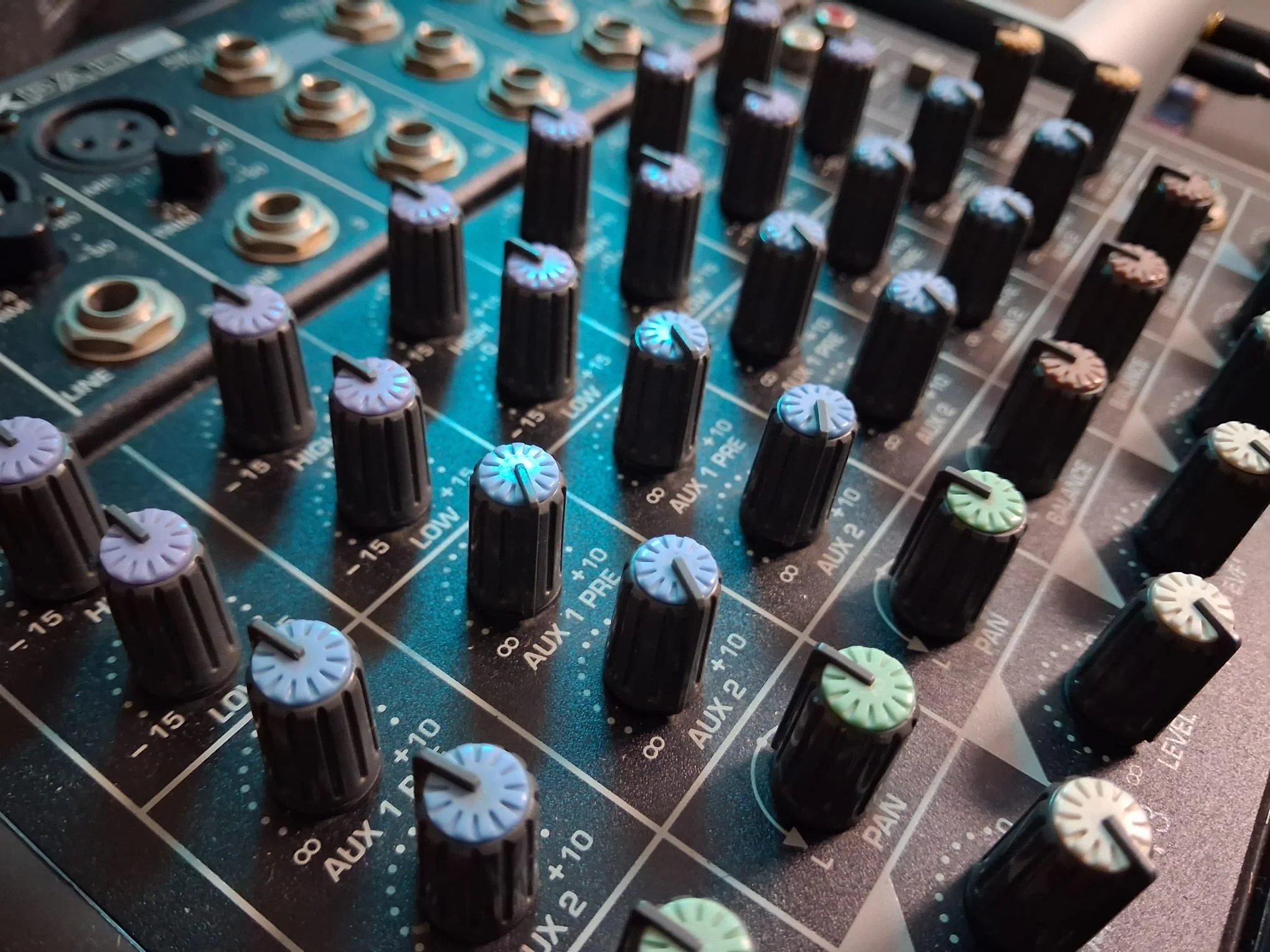 Table de mixage audio avec plusieurs bouton et potentiomètres