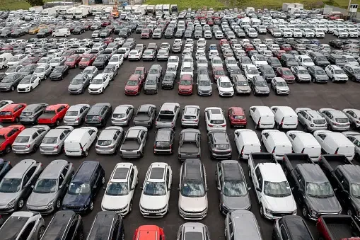 Parking rempli de voitures alignées en rangées