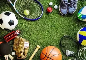 Équipement de sport disposé en cercle sur une pelouse, incluant un ballon de football, un circuit de tennis, des balles, des chaussures de sport, un shuttlecock, une raquette de badminton, et une balle de basketball.