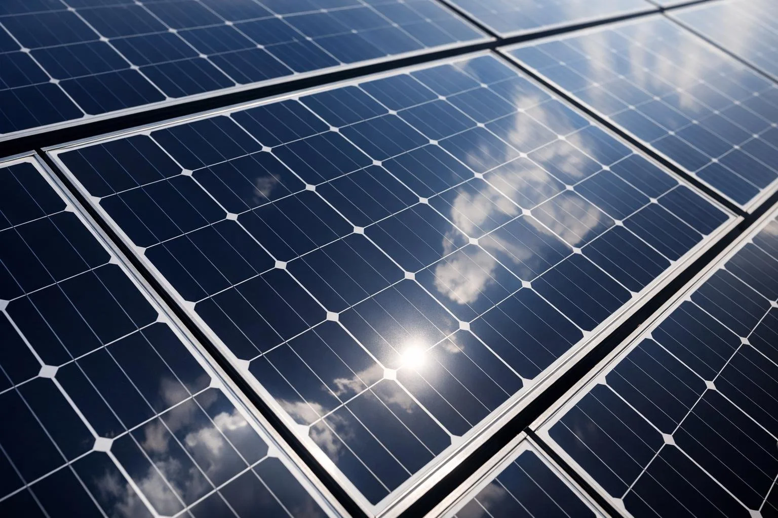 Solarzellen reflektieren den Himmel und die Wolken, Sonnenlicht scheint auf die Solarzellen.