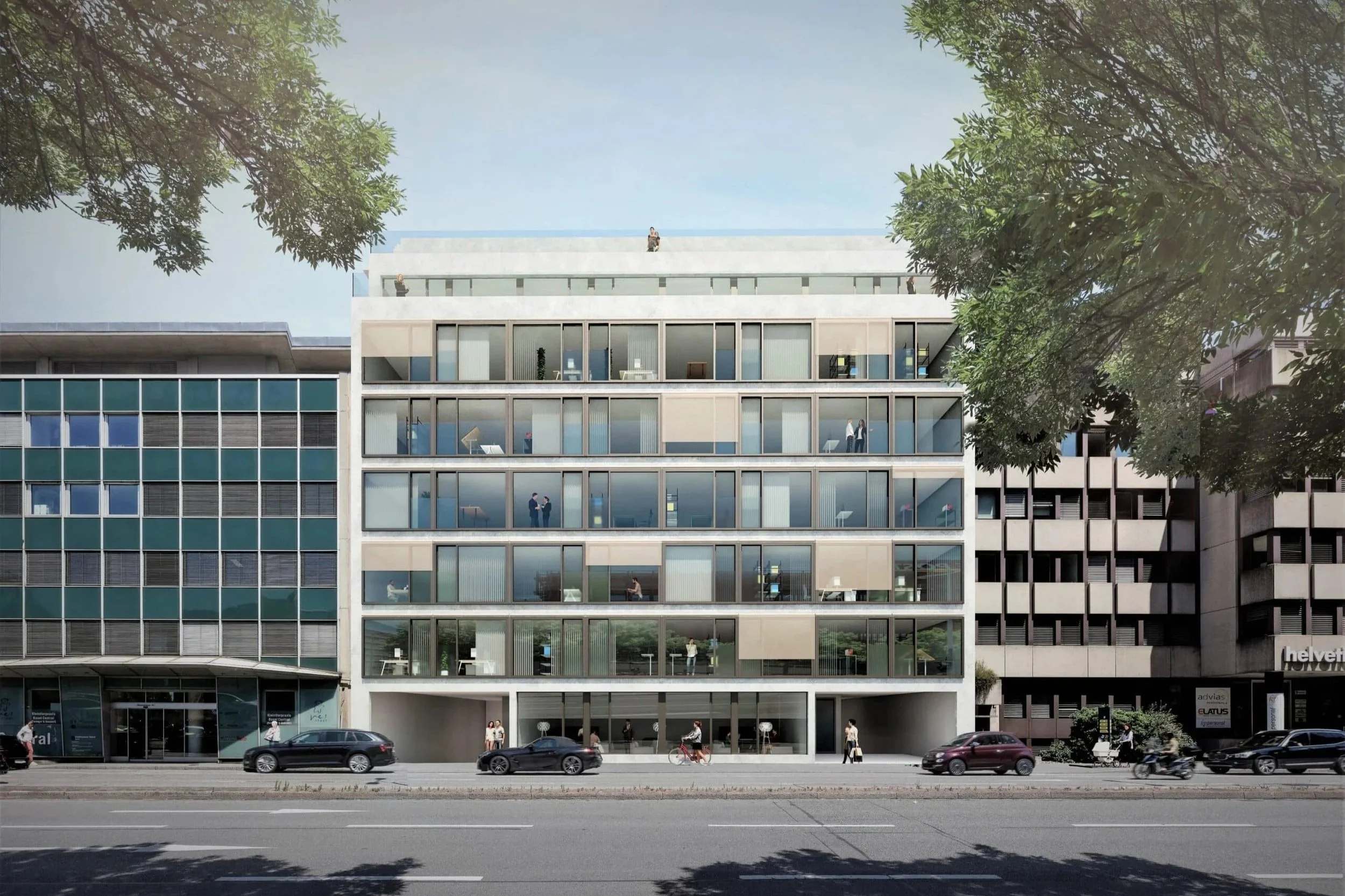 Modernes Mehrfamilienhaus mit Glasfassade und mehreren Stockwerken, umgeben von Bäumen und an einer Straße aufgereiht. Menschen gehen, Fahrradfahrer und Autos sind unterwegs.