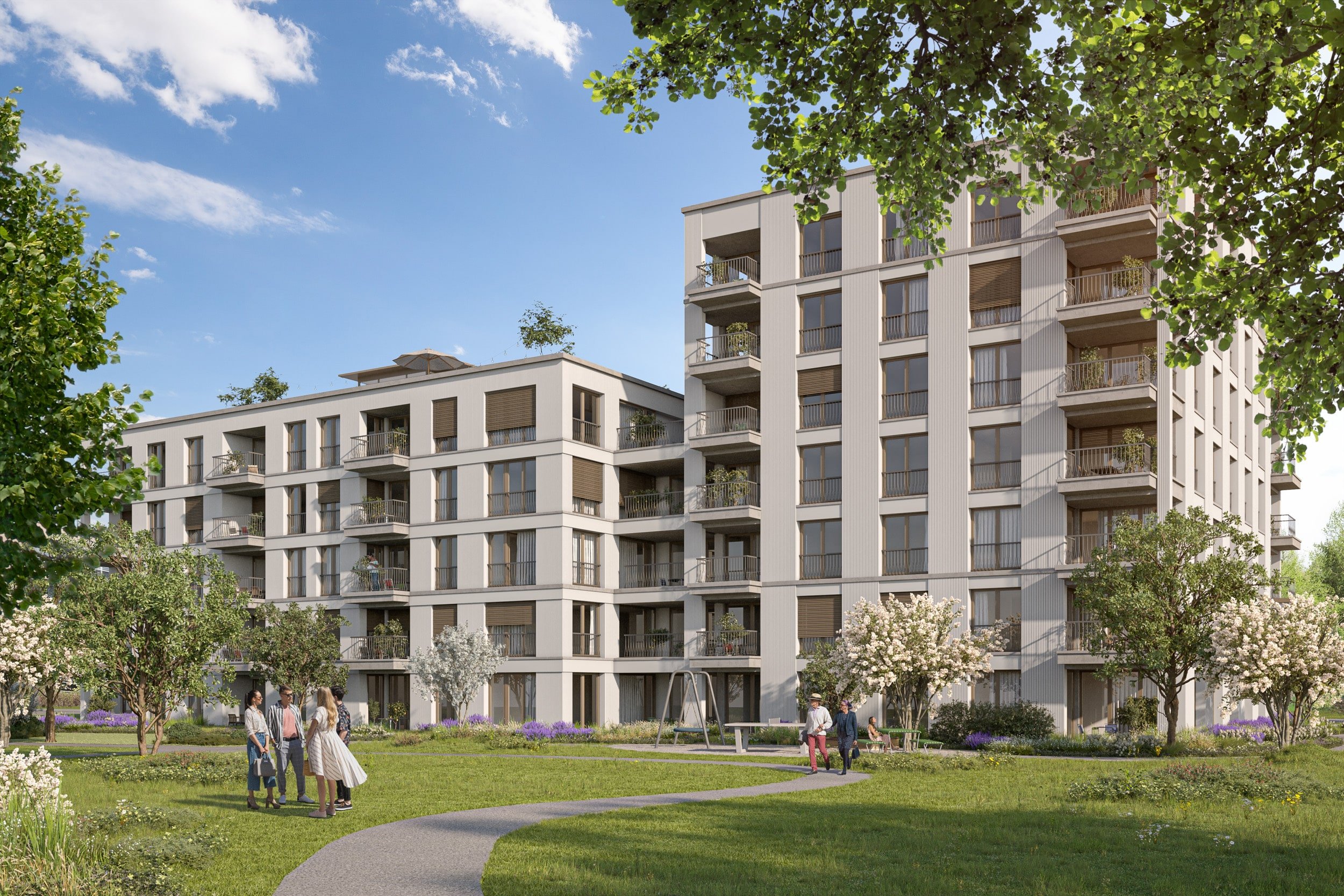 Mehrfamilienhaus im Grünen mit Menschen im Park, Bäumen und blühenden Pflanzen bei schönem Wetter.