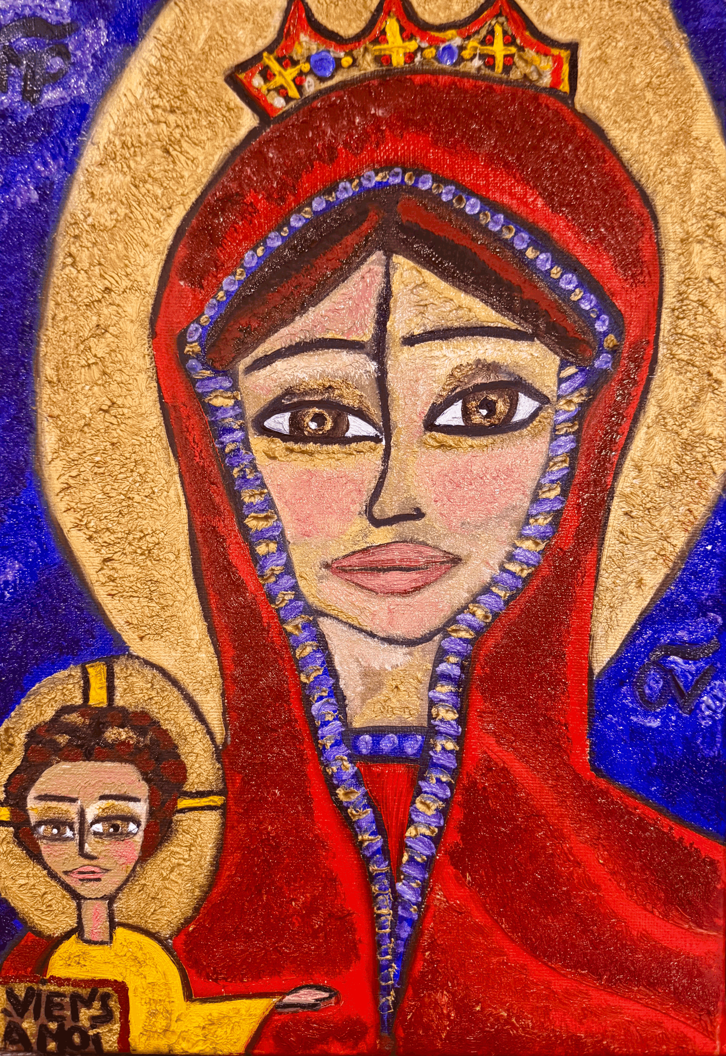 Une peinture religieuse représentant la Vierge Marie avec une couronne, portant un manteau rouge et un voile bleu, avec un fond doré et une de ses mains tenant un livre.