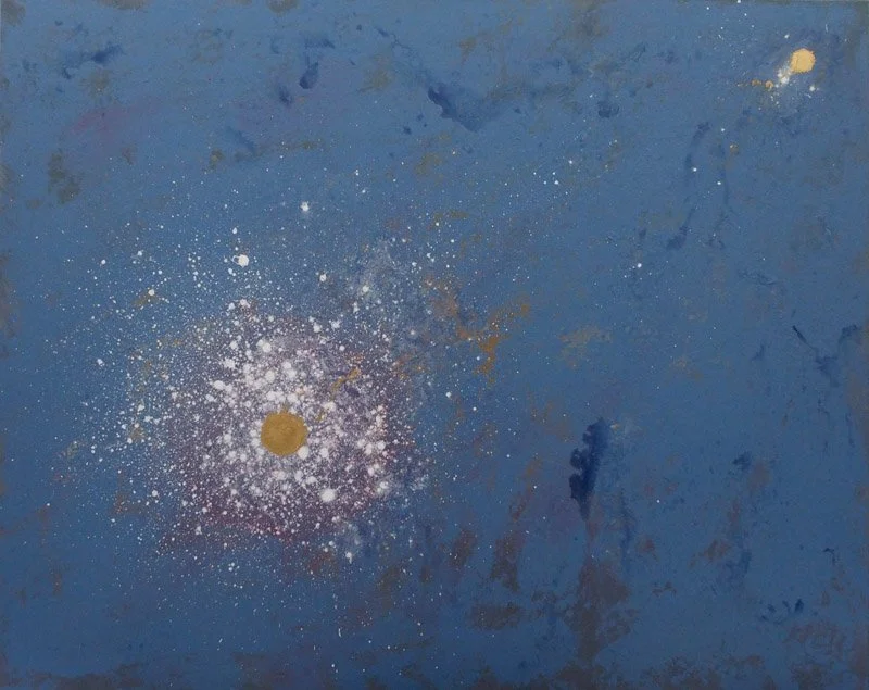 Kunstwerk mit blauer Hintergrund, weißen Spritzern und einer goldenen Scheibe in der Mitte