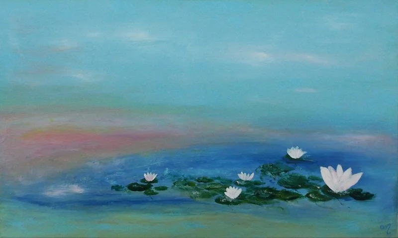 A seerosenbild mit weißen Blüten und grünen Blättern auf ruhigem Wasser, Himmel im Hintergrund, im Stil eines impressionistischen Gemäldes.