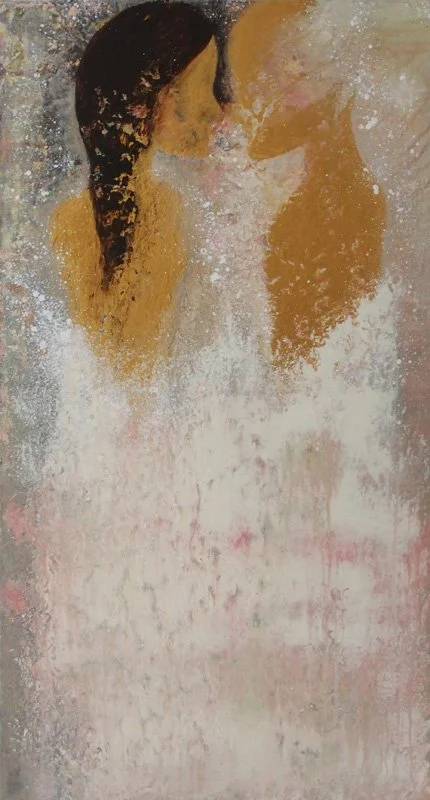Abstrakte Malerei eines Paares, das sich fast berührt, mit weichen Farbverläufen in Gold, Weiß und Schwarz.