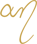 Das Bild zeigt ein handgeschriebenes Wort in Goldfarbe auf schwarzem Hintergrund.