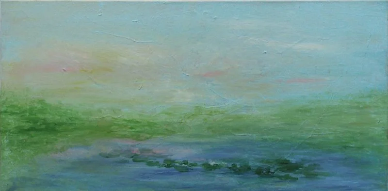 Aquarell mit Wasser-, Grün- und Blautönen, Darstellung eines Sees oder Flusses mit Ufern im Hintergrund.
