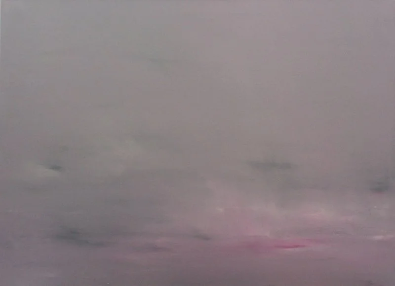 Himmel mit Wolken in Pastellfarben, überwiegend Grau und Pink, bei Sonnenuntergang oder -aufgang.
