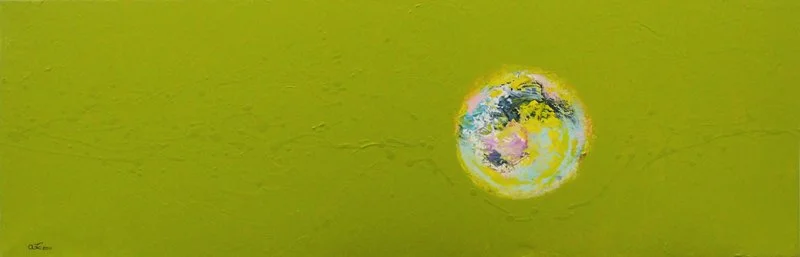 Abstrakte Kunst mit gelbem Hintergrund und einem bunten, wellenförmigen Kreis in der Mitte rechts.