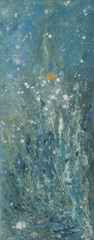 Abstraktes Gemälde mit blauen, grünen und weißen Farbmustern, weißen Spritzern und einem orangefarbenen Punkt in der Mitte.