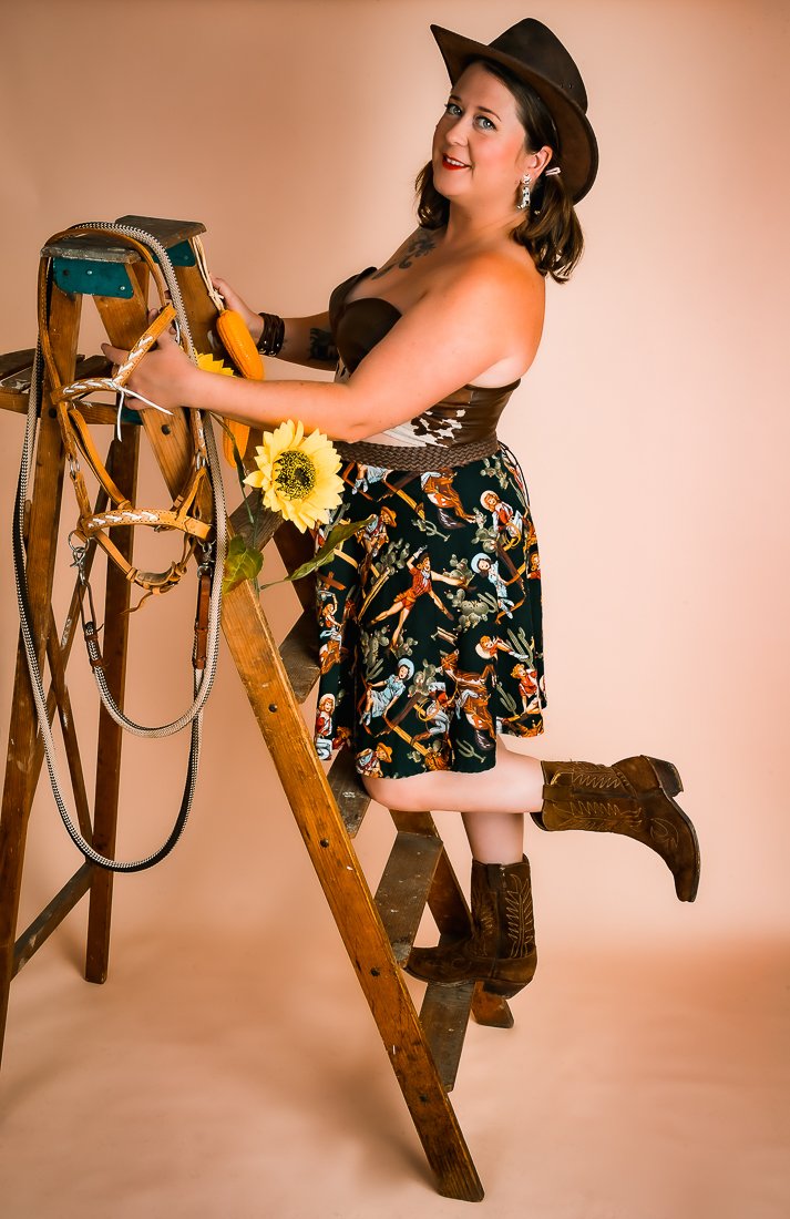 portrait_pin_up_Cowgirl_inspiration_Elvgren3.jpg