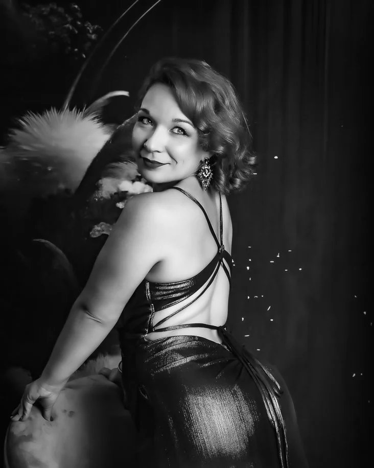 Portrait féminin, noir et blanc, d'inspiration Harcourt