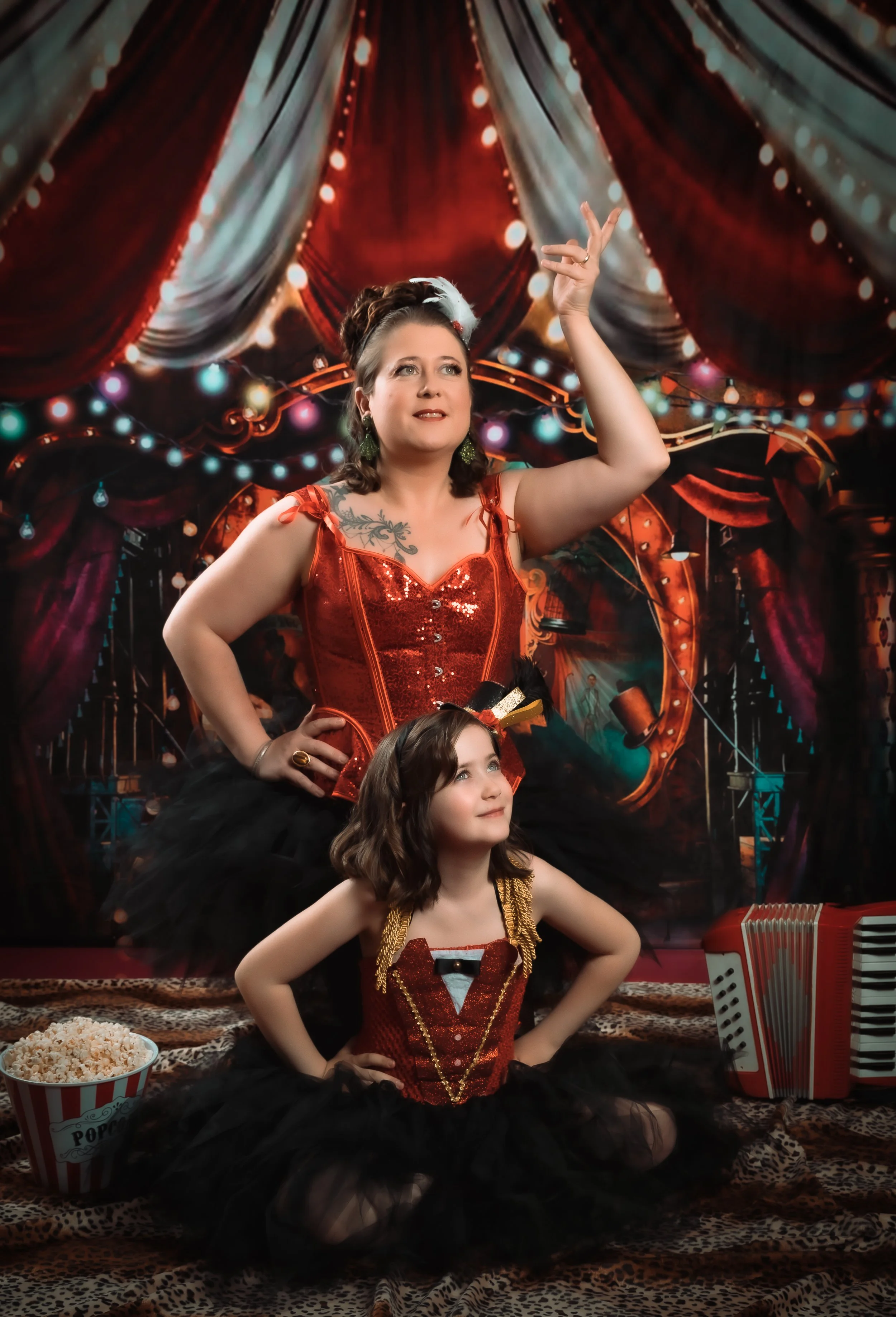 Portrait mère et fille dans un décor de spectacle / cirque pour célébrer la complicité