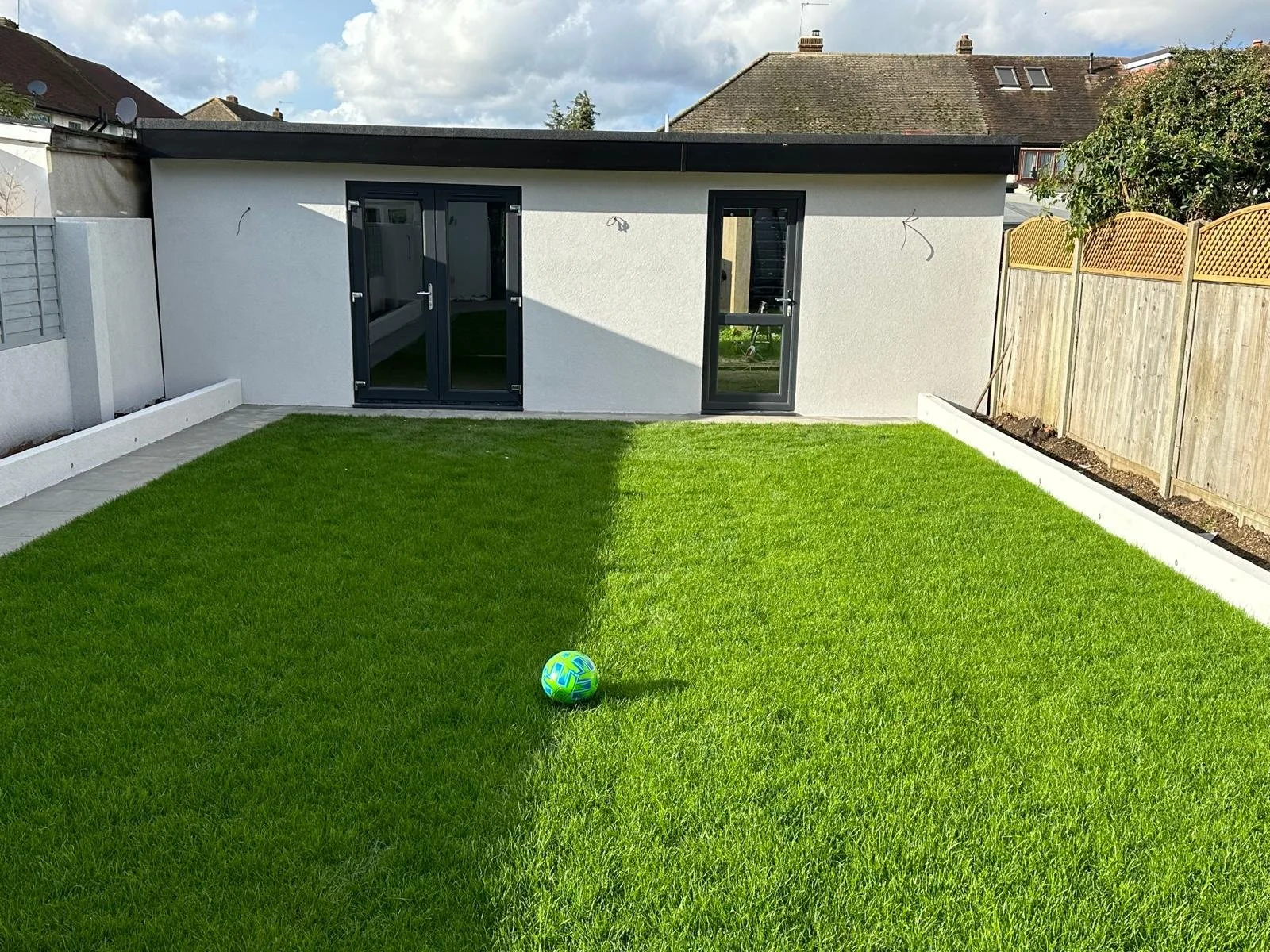 Garden room by DA Build Construction work in London, Surrey and Greater London.
