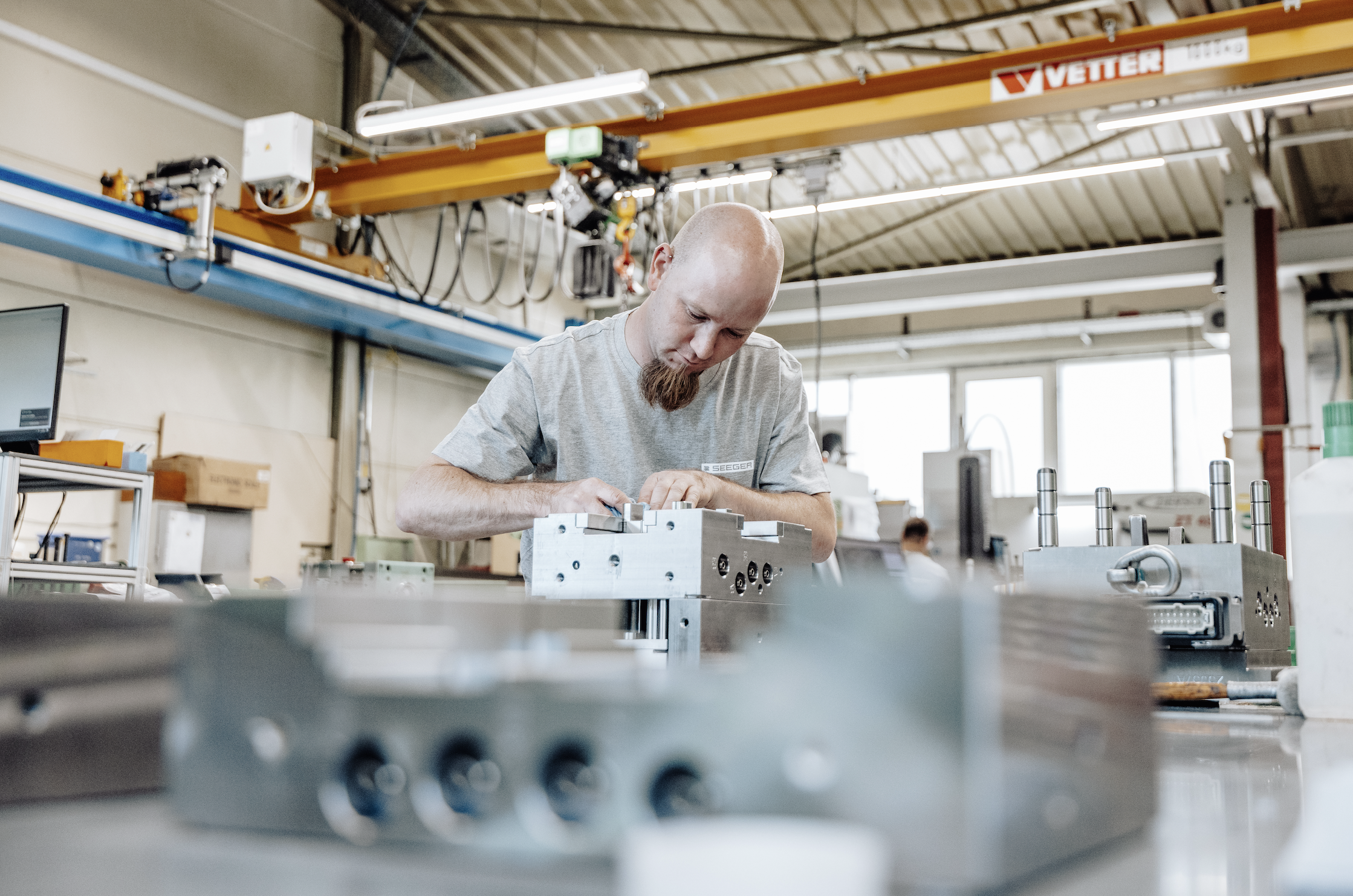 Techniker bei der Maschinenmontage in der Fertigung.